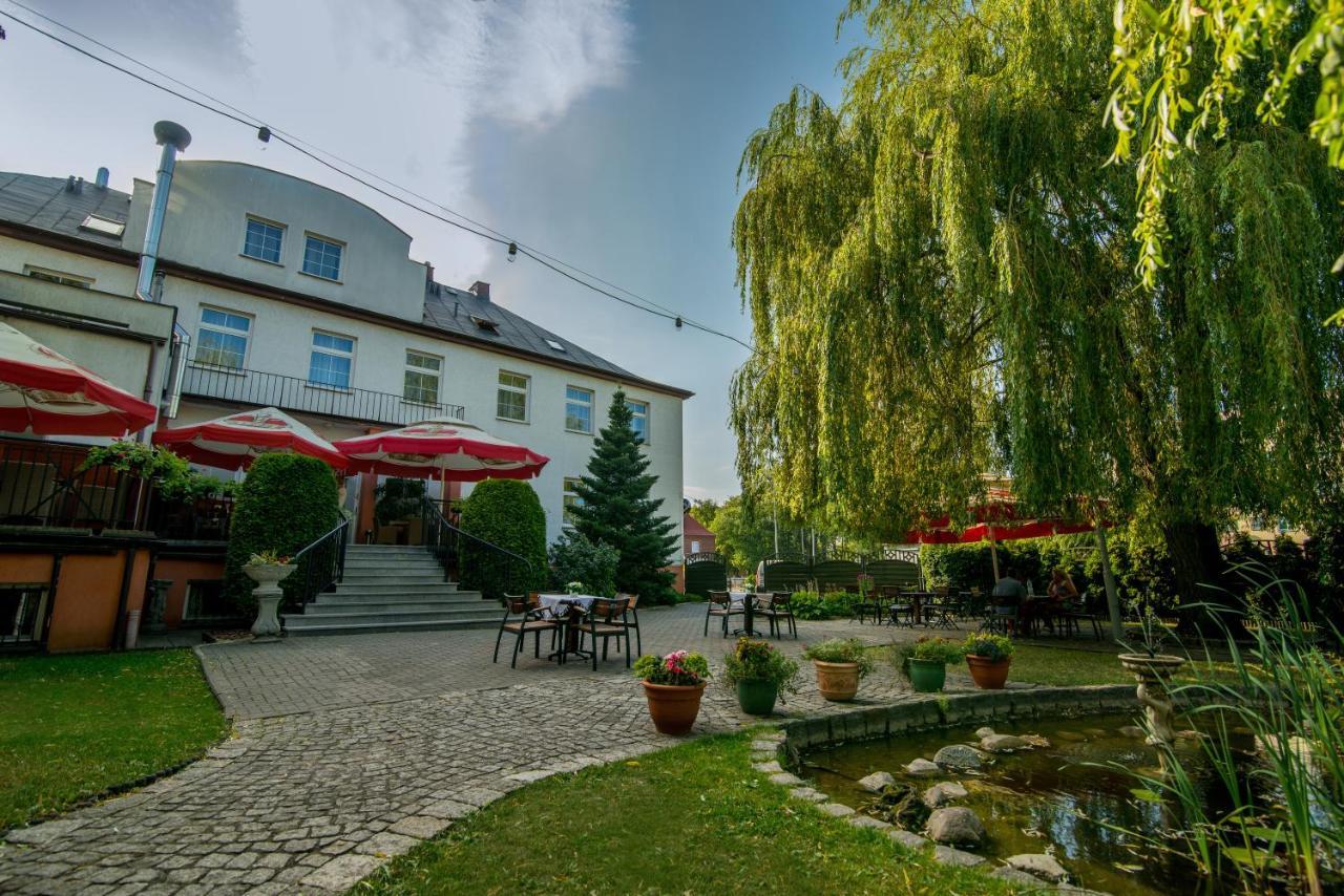 Hotel Bialy Domek Валч Экстерьер фото