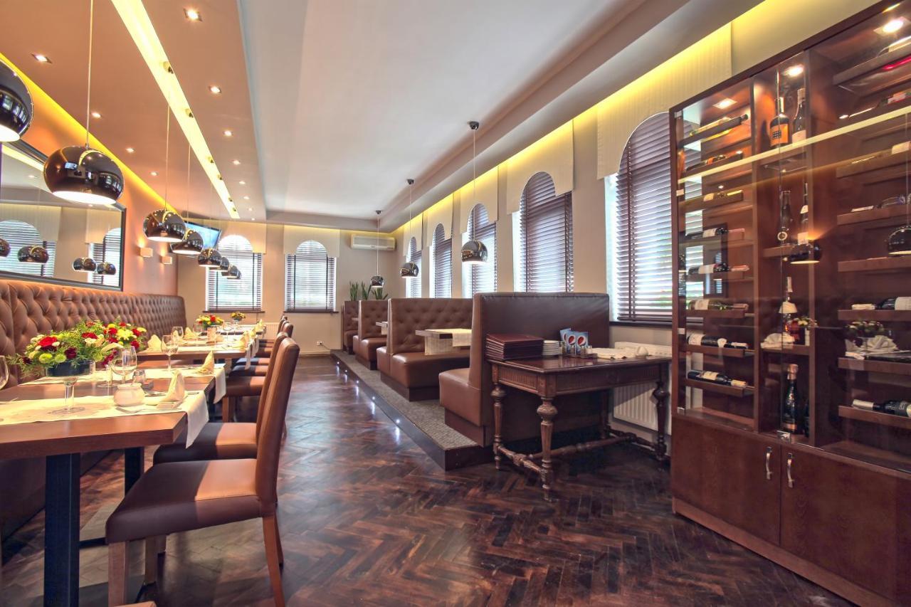 Hotel Bialy Domek Валч Экстерьер фото