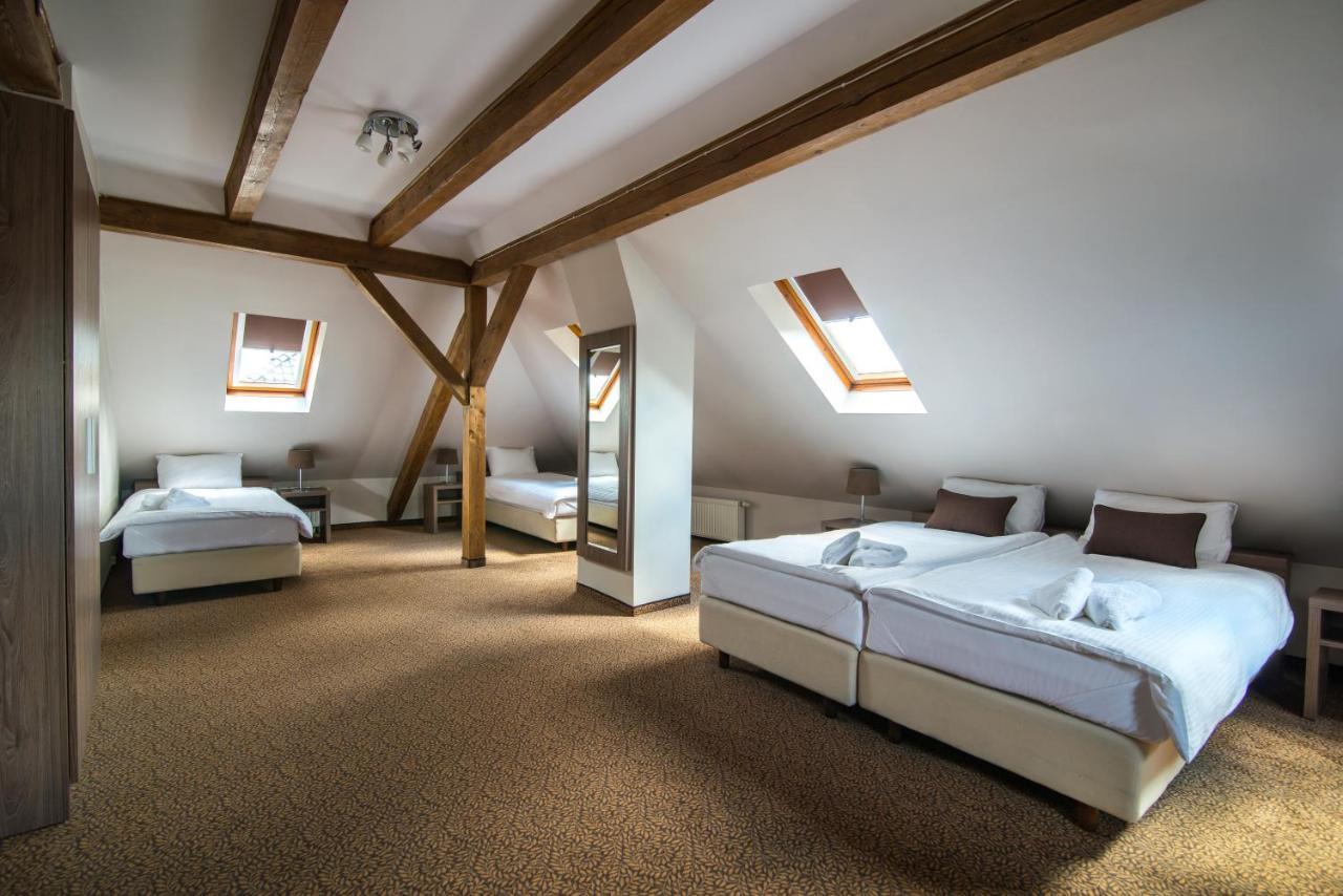 Hotel Bialy Domek Валч Экстерьер фото